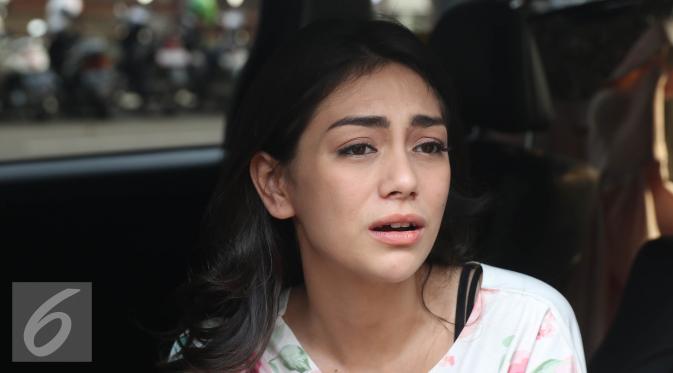 Foto Sertifikat Nikah Sejenis Beredar, Celine Evangelista Bungkam